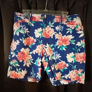 Ladies Lands End Mid Rise Shorts, Size 12, 98% cotton 2% spandex